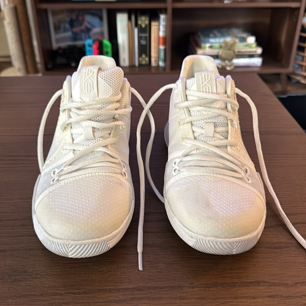 Nike Kyrie Ivory Basketball Shoes